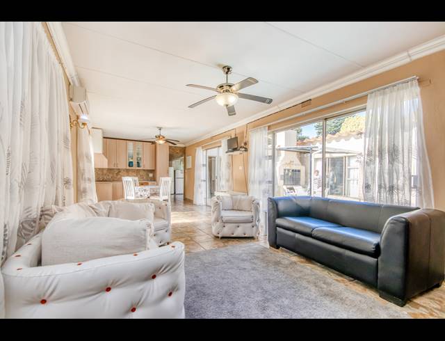 5 BEDROOM FREEHOLD FOR SALE IN MORET